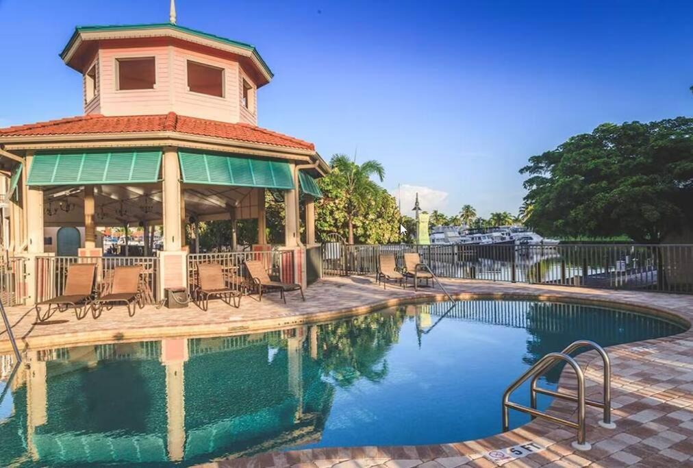 Luxury At Cape Harbour Marina, Water Views! Appartement *