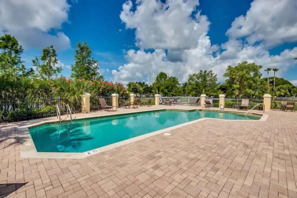 Luxury At Cape Harbour Marina, Water Views! Cape Coral